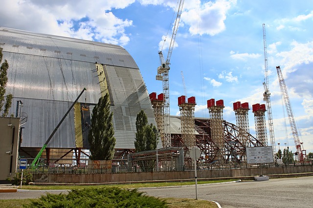 La centrale di Chernobyl, coperta dal sarcofago completato nel 2016