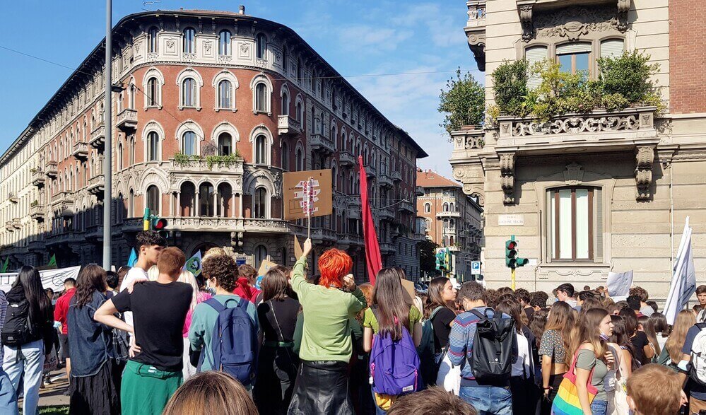 Giovani in strada manifestano contro i cambiamenti climatici