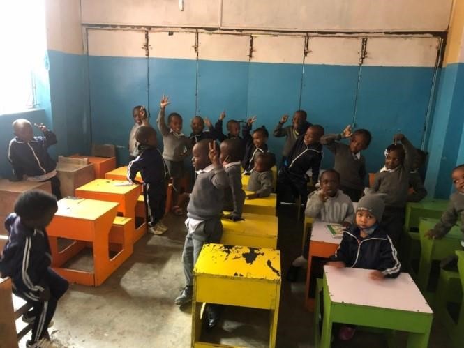 Bambini in un'aula di una scuola di Nairobi