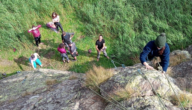 Il progetto “Parchi da vivere” intende raccontare per foto e itinerari le aree naturali piemontesi. Qui sopra un momento di "adventure therapy" nelle Aree Protette dell'Ossola (Foto: PIemonte Parchi)