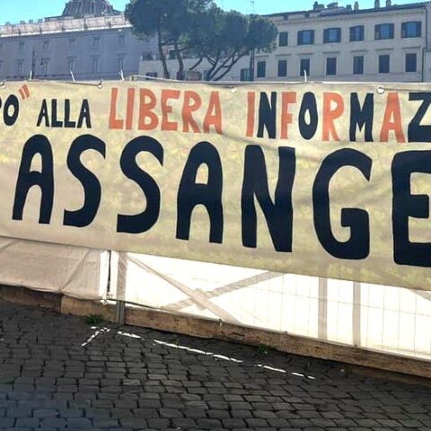 striscione per la liberazione di Assange
