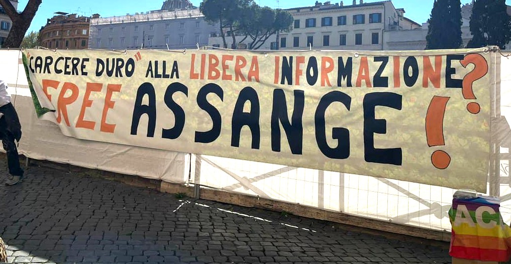 striscione per la liberazione di Assange