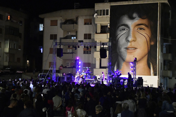 Un momento della festa per l'inaugurazione del murale dedicato a Rino Gaetano