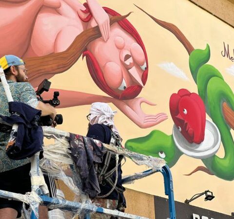 Lo street artist Zed1 al lavoro all'eco murale Mela Mundi