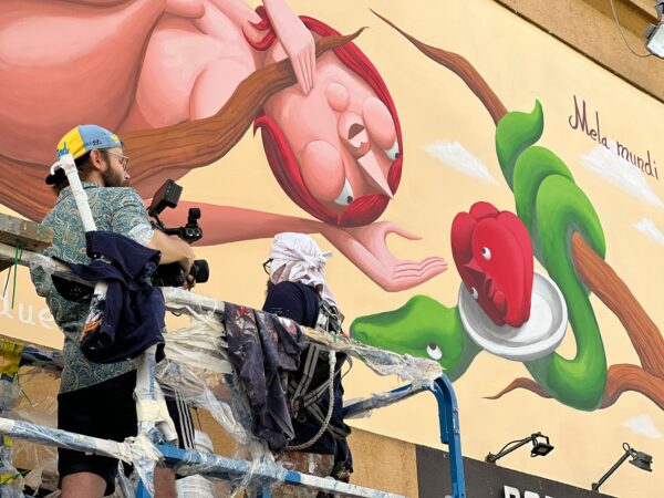 Lo street artist Zed1 al lavoro all'eco murale Mela Mundi