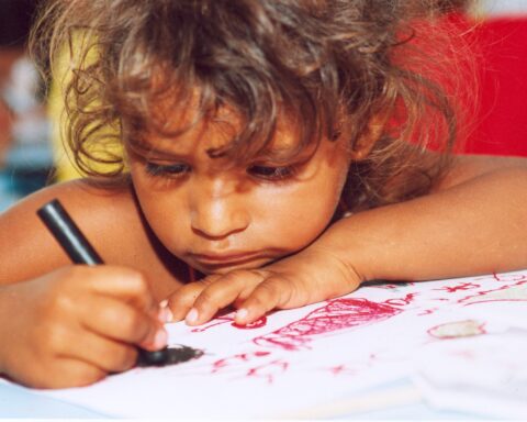 Primo piano largo di una bambina che scrive