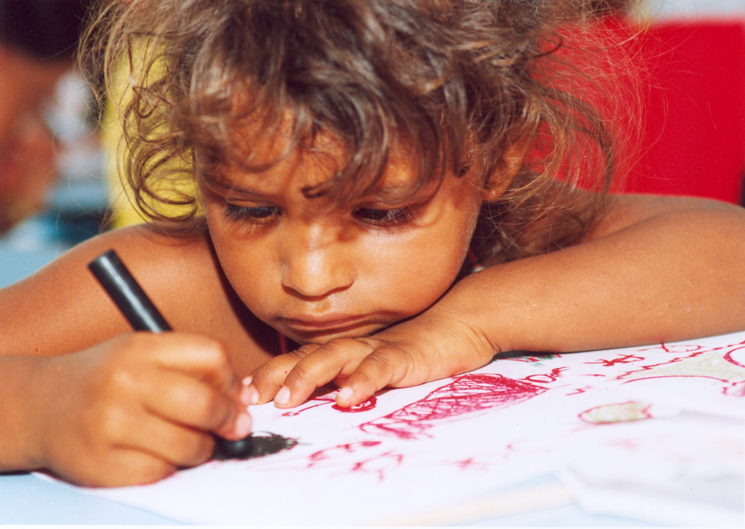 Primo piano largo di una bambina che scrive