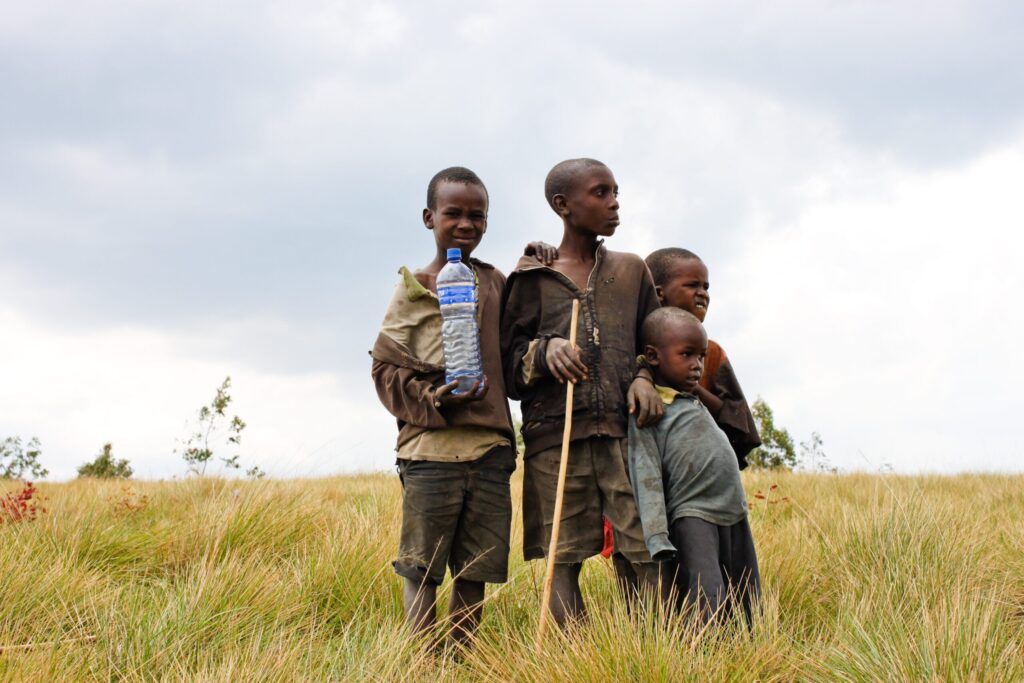 Un gruppo di bambini africani, in piedi