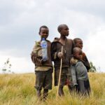 Un gruppo di bambini africani, in piedi