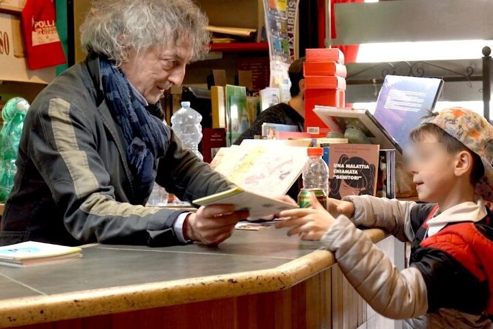 Michele Gentile nella sua libreria di Polla, con un piccolo lettore