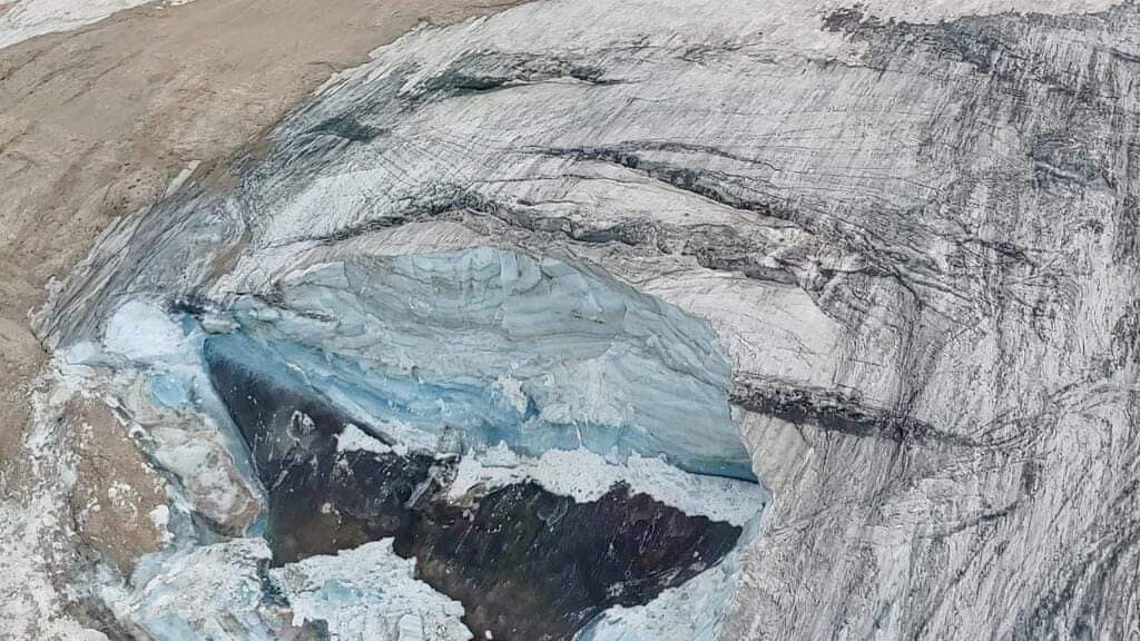 Il seracco sulla Marmolada, in prossimità di Punta Rocca, distaccato a causa delle temperature troppo elevate (Foto: Corpo nazionale soccorso alpino)