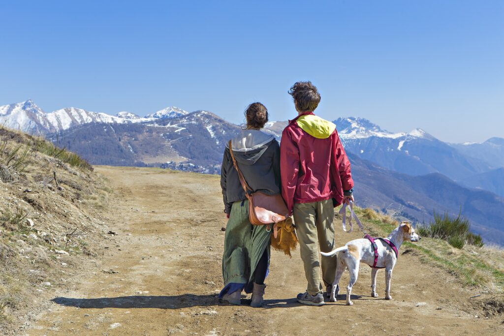 Una coppia con un cane, in montagna