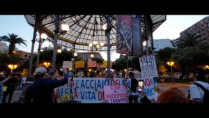 Una manifestazione in favore contro l'inquinamento dell'Ilva di Taranto