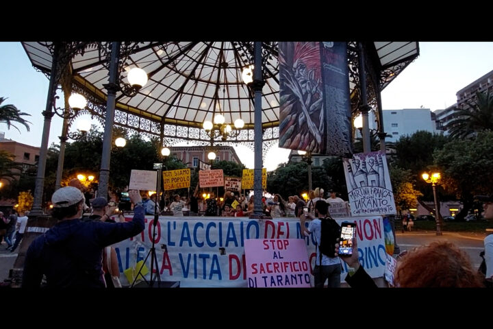 Una manifestazione in favore contro l'inquinamento dell'Ilva di Taranto