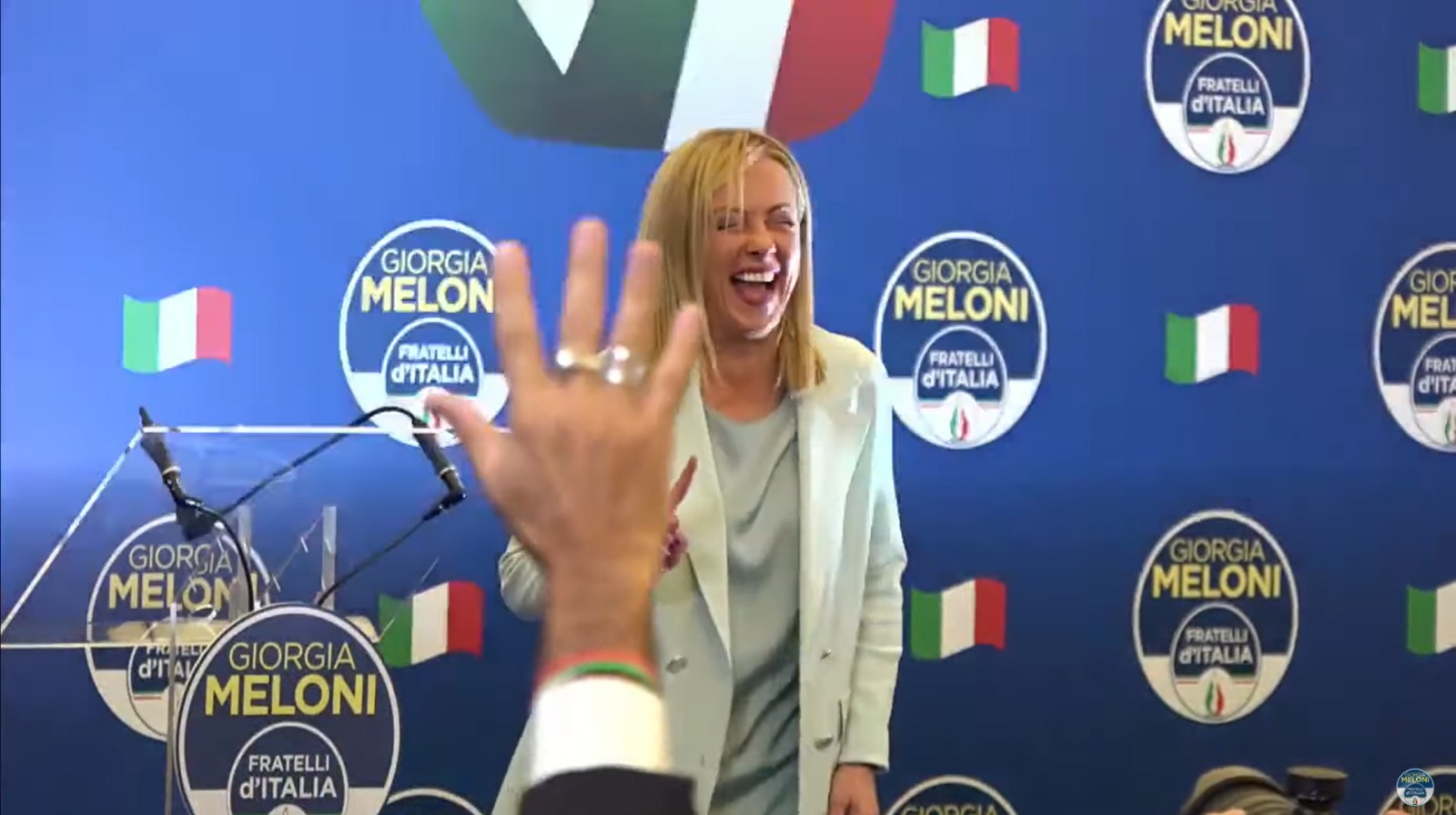 Giorgia Meloni alla conferenza stampa dopo le prime notizie sui risultati elettorali