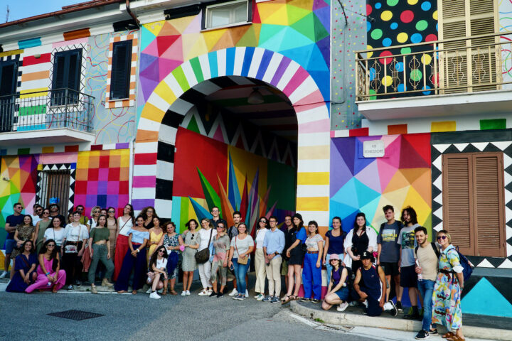 Il gruppo di giovani che ha realizzato l'ecomurale di Borgo Universo (Foto:Maura Crudeli)