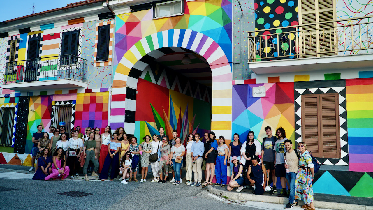 Il gruppo di giovani che ha realizzato l'ecomurale di Borgo Universo (Foto:Maura Crudeli)