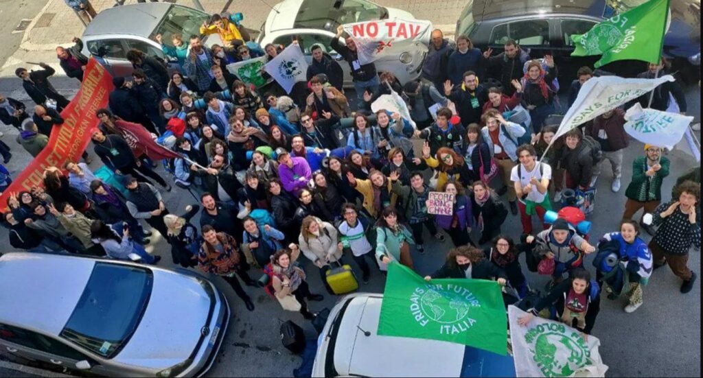 Un'immagine dall'alto degli attivisti di Fridays for future