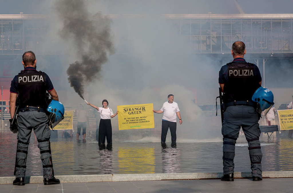 Gli attivisti di Greenpeace al Gastech di Milano