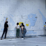 Gli studenti della High School of Art and Design di Manhattan mentre realizzano il murale