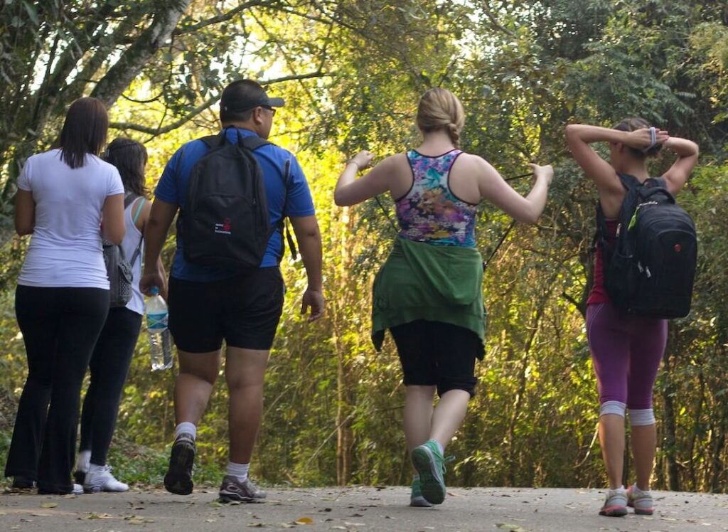 persone che camminano durante una escursione