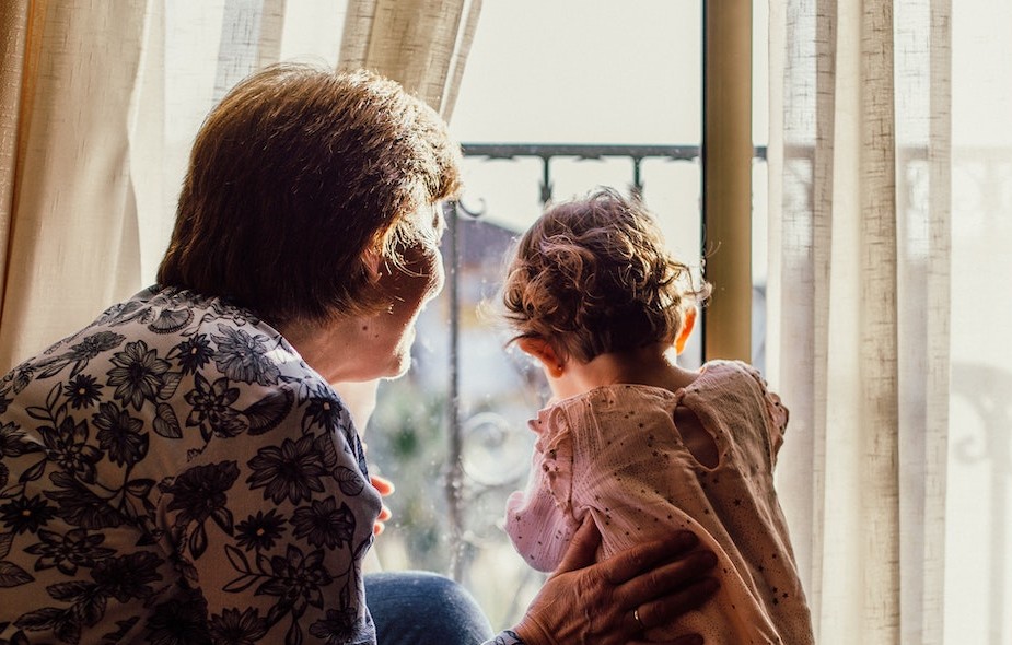 nonna e nipotina guardano fuori dalla finestra