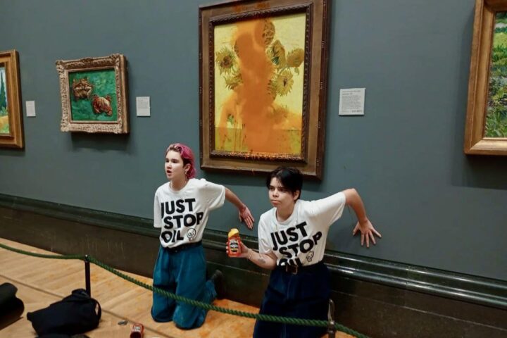 Gli attivisti di Just Stop Oil accanto ai Girasoli di Van Gogh alla National Gallery di Londra (Foto: YouTube)