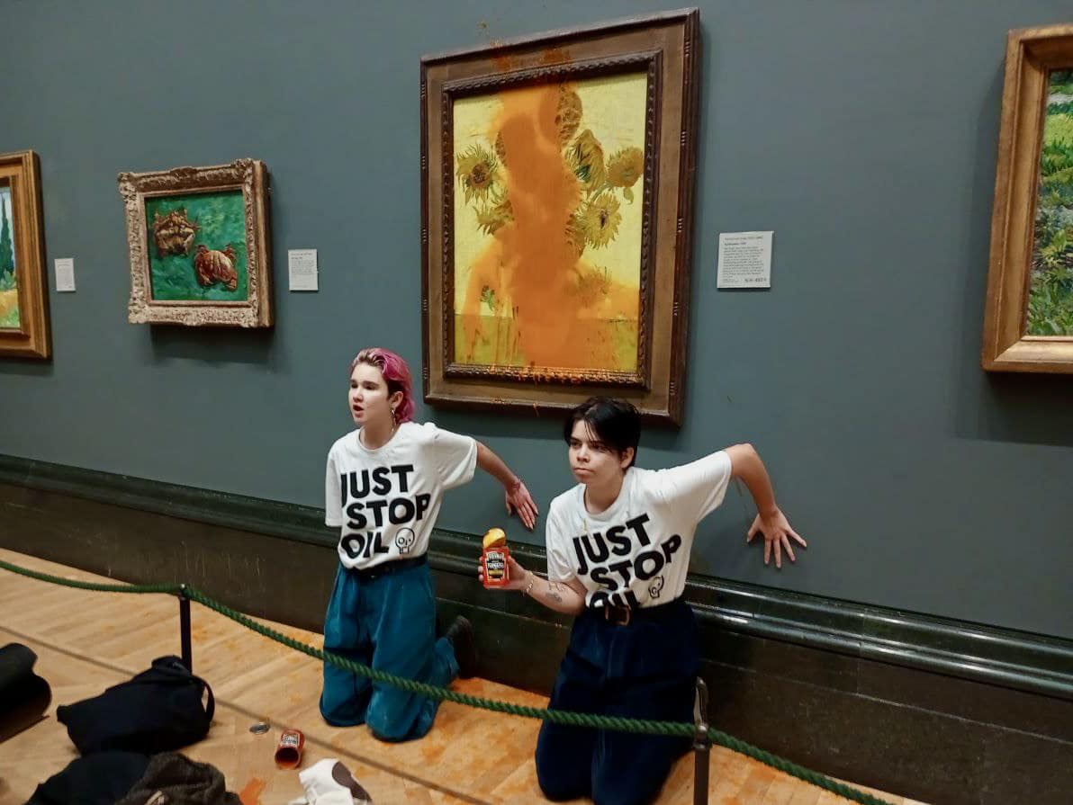 Gli attivisti di Just Stop Oil accanto ai Girasoli di Van Gogh alla National Gallery di Londra (Foto: YouTube)