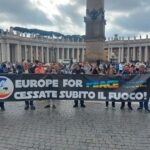 Alcuni manifestanti per la pace a Piazza San Pietro