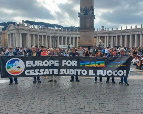 Alcuni manifestanti per la pace a Piazza San Pietro