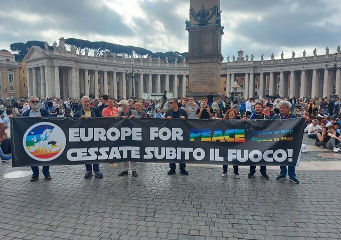 Alcuni manifestanti per la pace a Piazza San Pietro