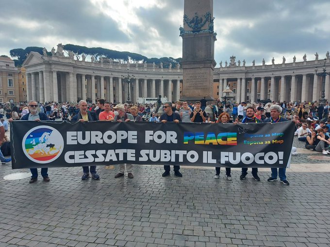 Alcuni manifestanti per la pace a Piazza San Pietro