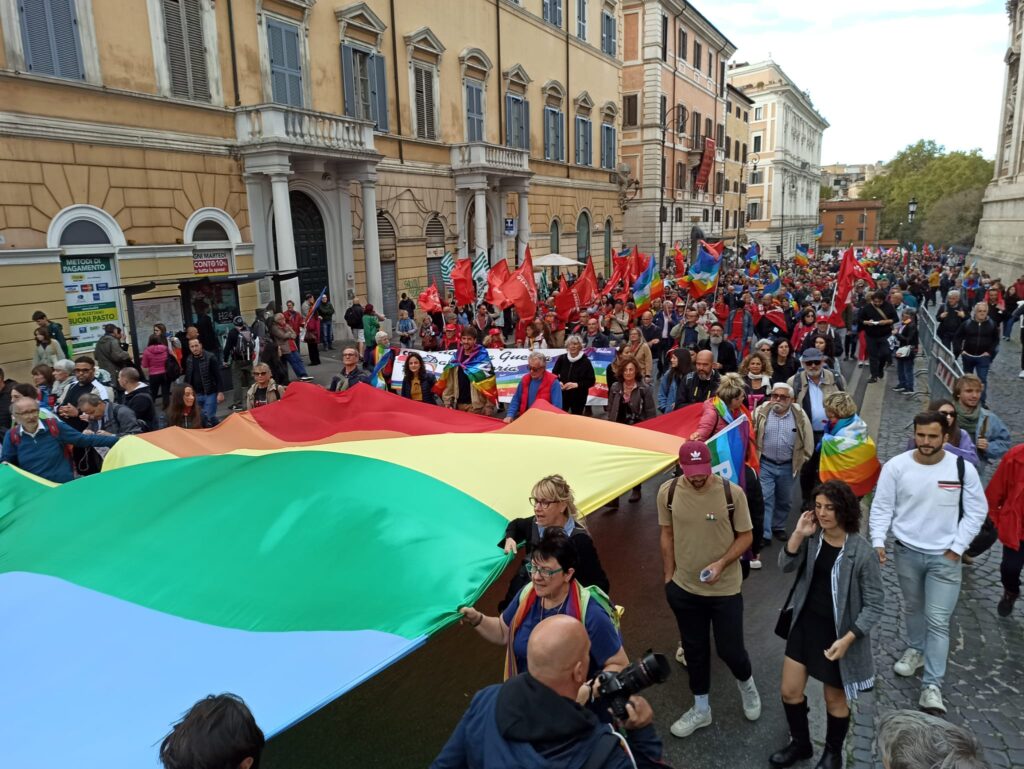 Centomila persone hanno sfilato oggi a Roma per la pace (Foto: Enrico Nicosia)