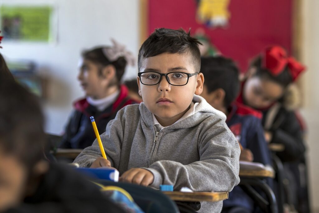 Un bambino in una classe