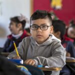 Un bambino in una classe