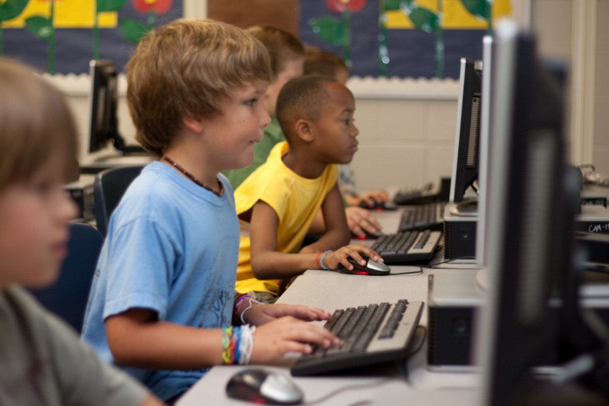 Un gruppo di bambini ai computer