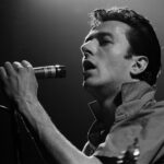 Joe Strummer, all'anagrafe John Graham Mellor, nel 1980, durante un concerto