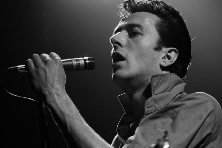 Joe Strummer, all'anagrafe John Graham Mellor, nel 1980, durante un concerto