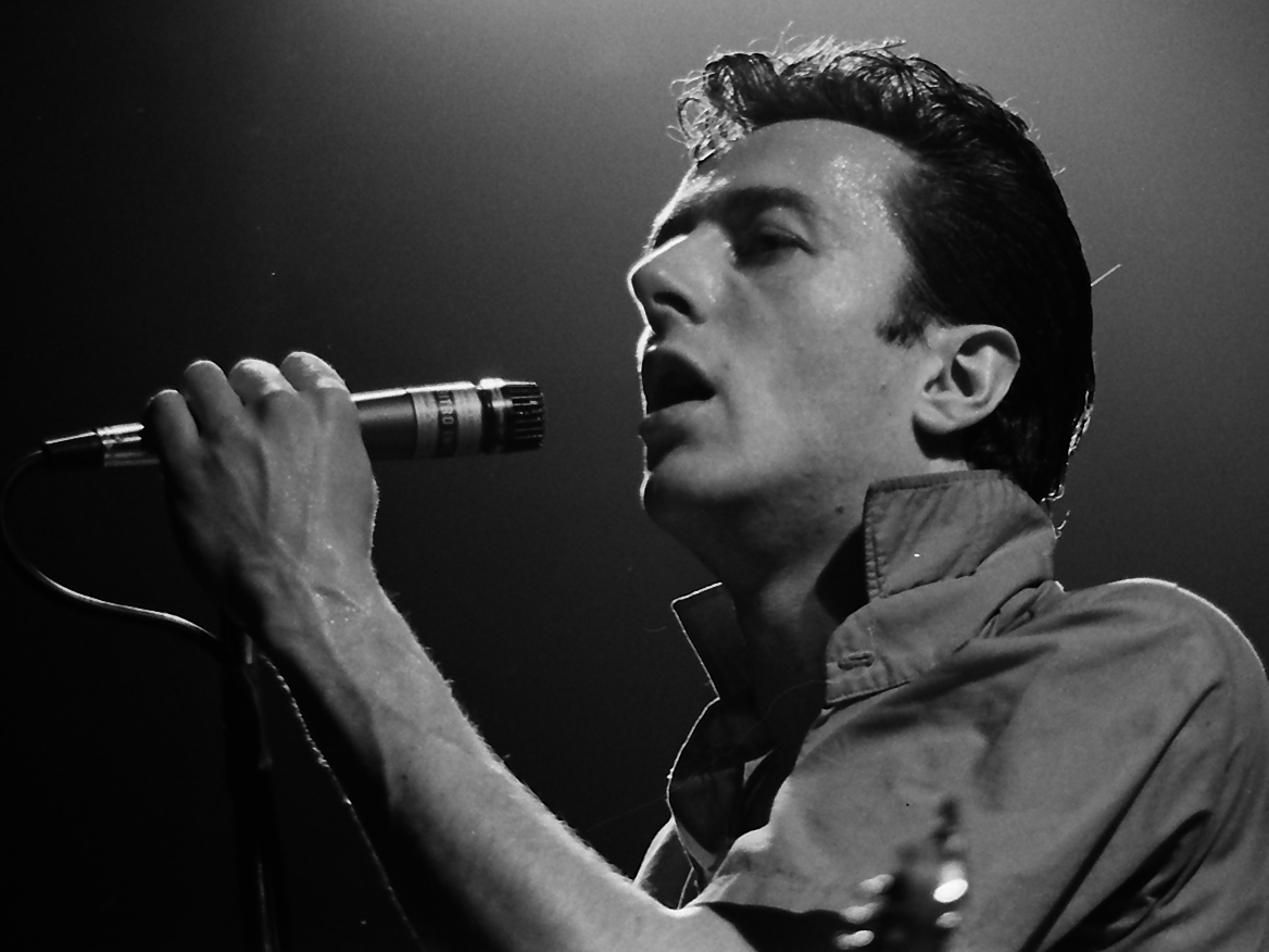 Joe Strummer, all'anagrafe John Graham Mellor, nel 1980, durante un concerto