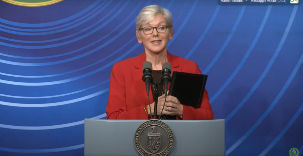 Un'immagine della conferenza tenuta dalla segretaria del dipartimento americano dell’Energia Jennifer Granholm (Foto: YouTube)