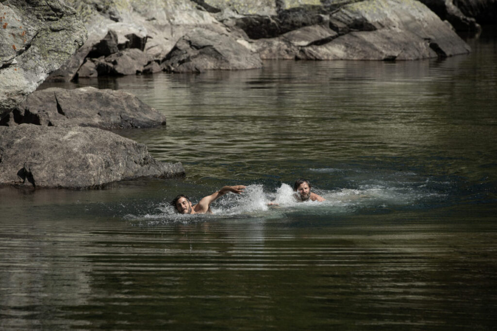 Luca Marinelli e Alessandro Borghi in Le otto montagne