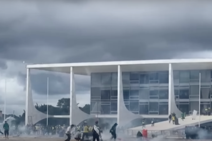 Il Palazzo del Planalto, sede della Presidenza della Repubblica brasiliana a Brasilia, durante l'assalto dei bolsonariani