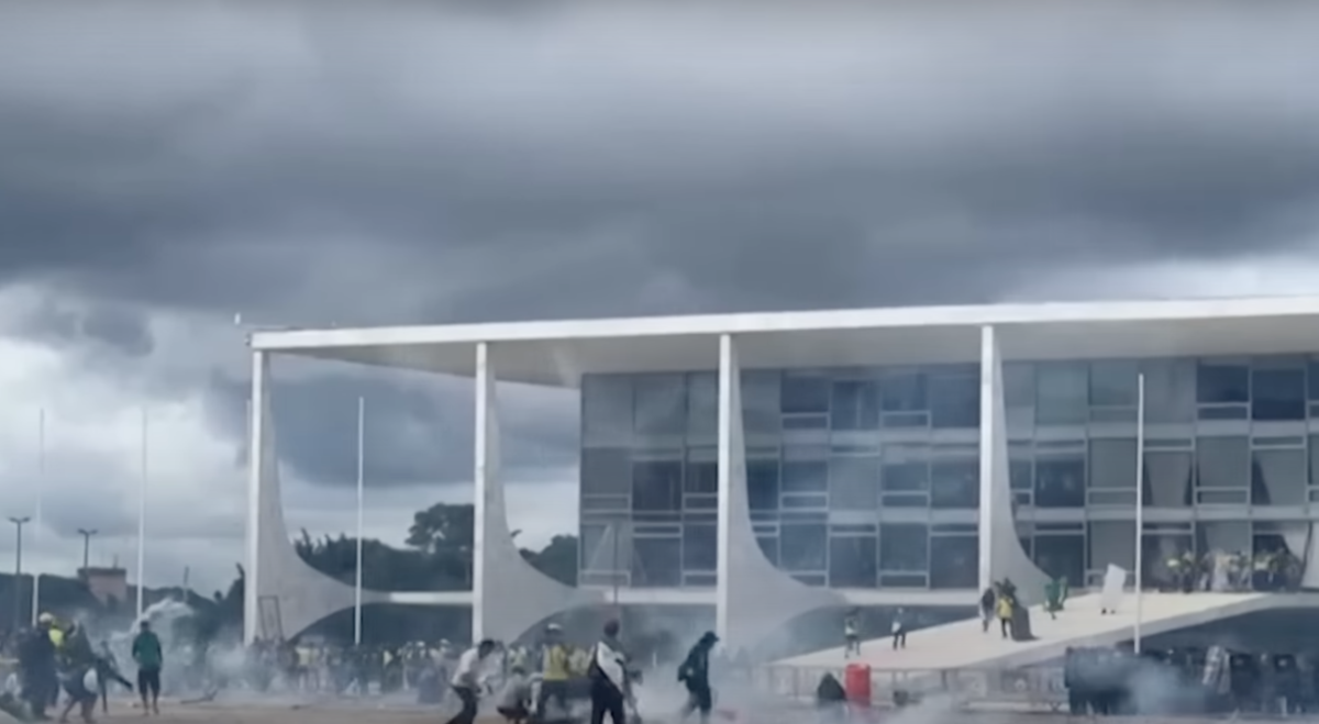 Il Palazzo del Planalto, sede della Presidenza della Repubblica brasiliana a Brasilia, durante l'assalto dei bolsonariani