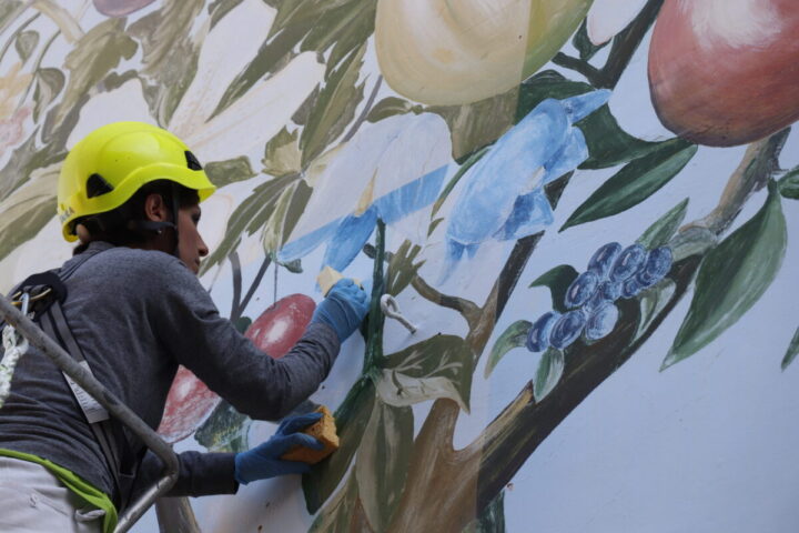 L'organizzazione YoCoCu all'opera mentre restaura alcuni murales di Battipaglia