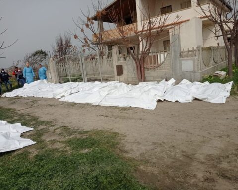 La fila delle salme a Steccato di Cutro, dopo la tragedia all'alba di oggi. (Foto per gentile concessione del quotidiano Il Crotonese)