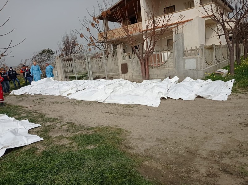 La fila delle salme a Steccato di Cutro, dopo la tragedia all'alba di oggi. (Foto per gentile concessione del quotidiano Il Crotonese)