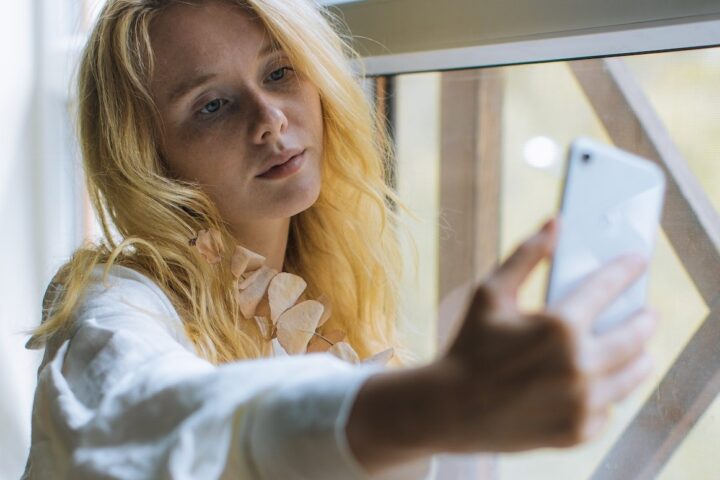 ragazza che si fa un selfie