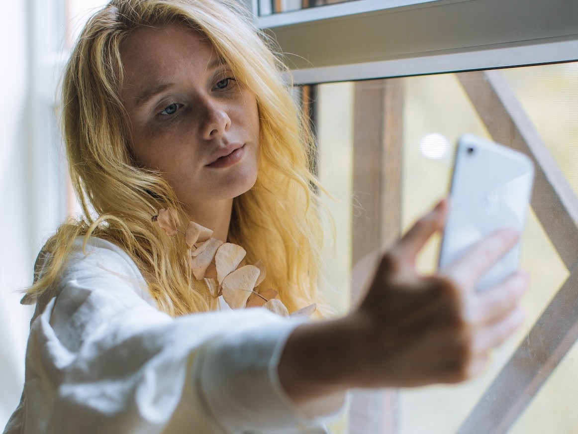 ragazza che si fa un selfie