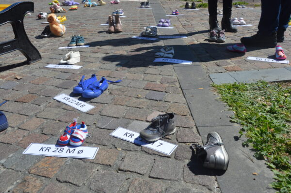 Le scarpe messe simbolicamente sul lungomare di Steccato di Cutro