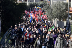 La manifestazione dell'11 marzo, sulla spiaggia a Steccato di Cutr (Foto: per gentile concessione del bisettimanale "Il Crotonese")